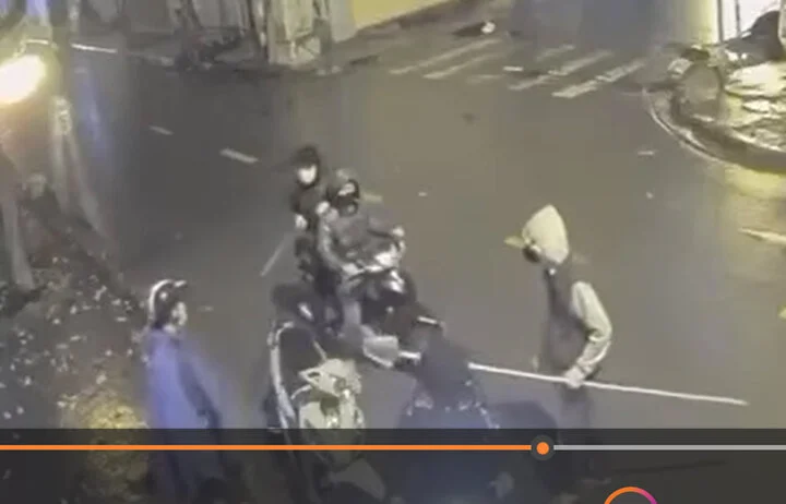[Video] Xác minh nhóm Quan Vũ, Triệu Vân cầm hung khí chặn đầu xe, cướp tài sản ở Hà Nội