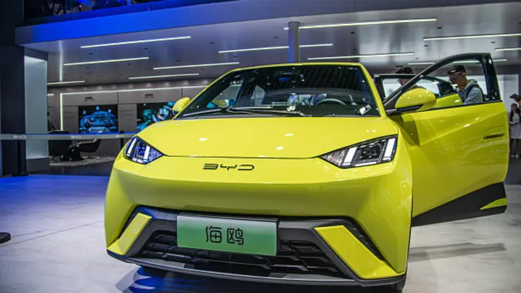 Tại sao một chiếc xe điện nhỏ do Trung Quốc sản xuất đang khiến cả làng xe hơi toàn cầu lo lắng