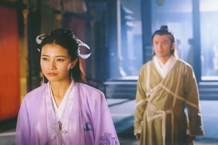 Trong Ỷ Thiên Đồ Long ký của Kim Dung, Trương Vô Kỵ vì không biết chuyện này mới bỏ rơi Chu Chỉ Nhược để yêu Triệu Mẫn