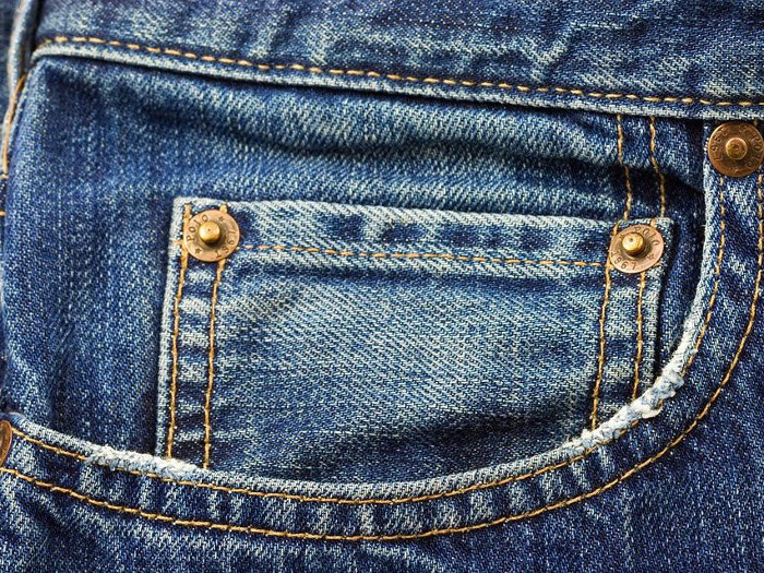 Vì sao quần jean luôn có chiếc túi nhỏ xíu bên hông?
