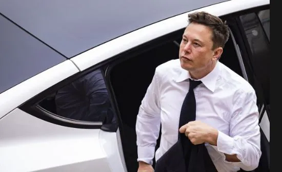thumbnail - Elon Musk tiết lộ các nhà máy Tesla mới  "lỗ hàng tỷ USD", như "con nghiện" 