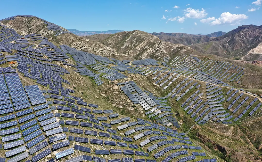 Kinh ngạc với những vạt núi điện mặt trời khổng lồ của Trung Quốc