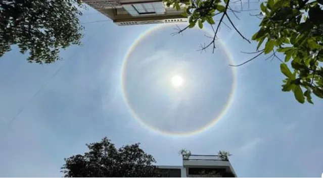 thumbnail - Quầng mặt trời xuất hiện ở Yên Bái và Lào Cai trưa 10/5 chỉ là hiện tượng bình thường, có cơ sở khoa học, đừng để điềm báo hù dọa