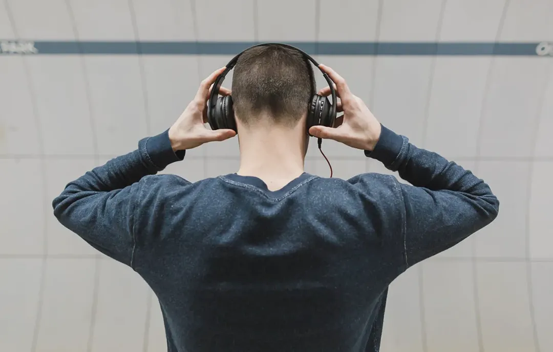 Nghiên cứu: Nghe qua tai nghe có tính thuyết phục và gần gũi hơn nghe qua loa
