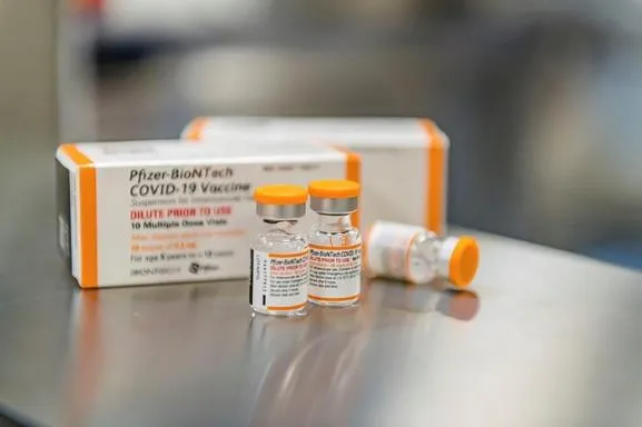 Để tránh nhầm lẫn, lọ vaccine Pfizer cho trẻ 5-11 tuổi có nắp màu cam, trẻ từ 12-18 tuổi nắp màu tím.