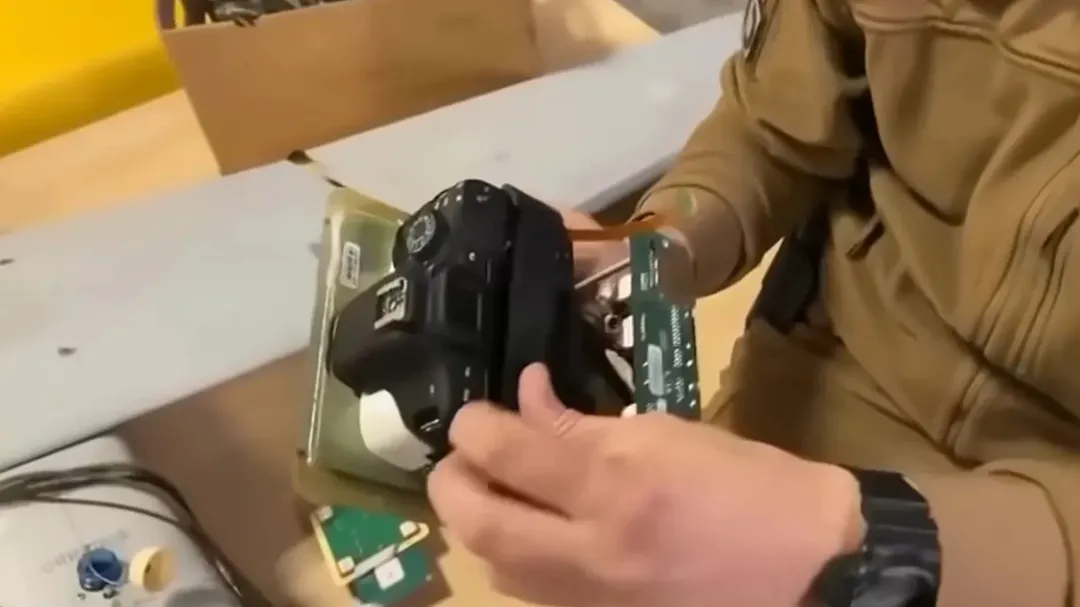 Mổ xẻ drone của Nga phát hiện máy ảnh DSLR của Canon bên trong