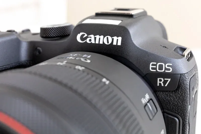 Canon chính thức trình làng máy ảnh EOS R7 và EOS R10, mang cảm biến APS-C đến ngàm RF