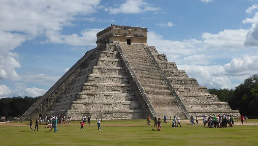 Có gì ẩn chứa bên trong các kim tự tháp Maya cổ đại?