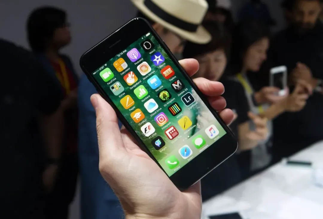 Apple bị chỉ trích dữ dội vì iOS 16 không hỗ trợ iPhone 7