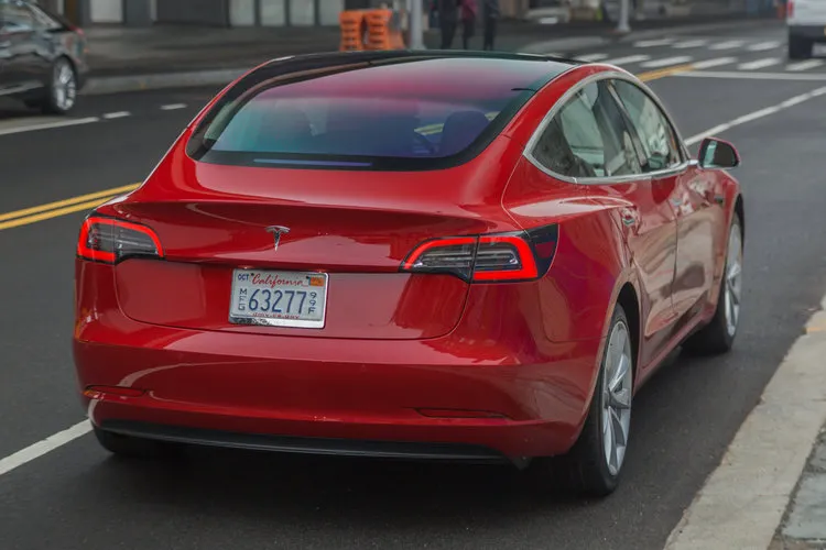 thumbnail - Tesla có nguy cơ thu hồi hơn 800.000 xe vì tính năng Autopilot