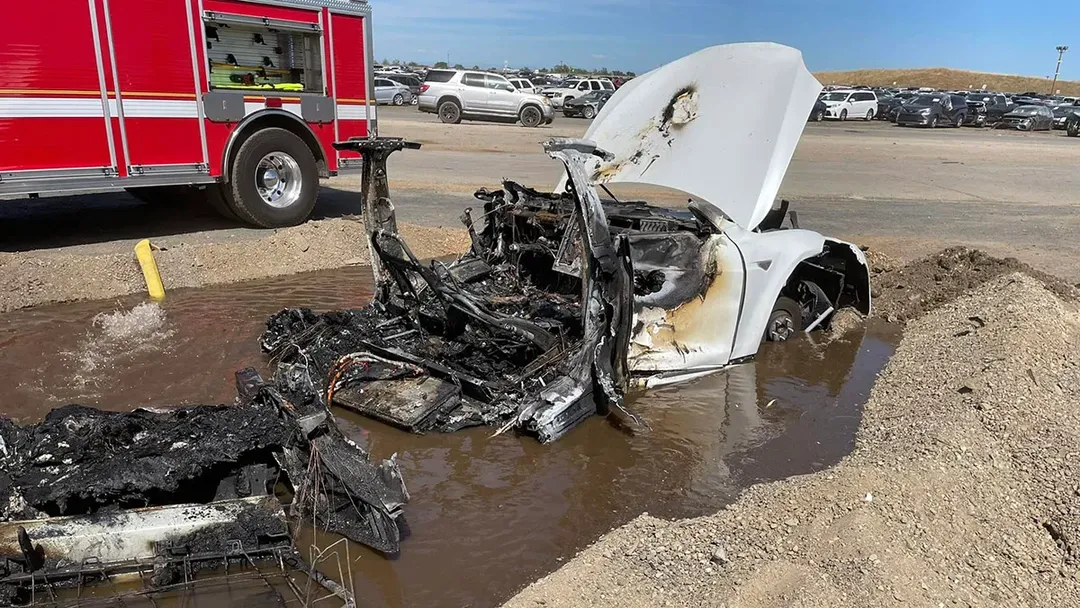 thumbnail - Thách thức mới cho lực lượng cứu hỏa toàn cầu: làm gì khi xe điện bốc cháy?