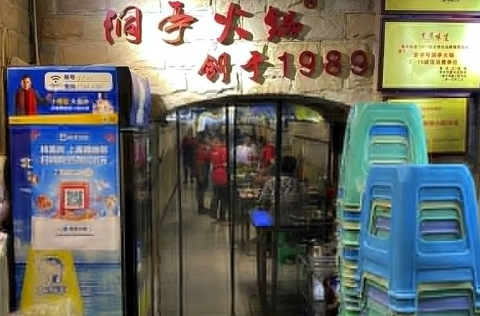 Trốn cái nóng 40 độ C, thực khách Trung Quốc phải “chui hang” để ăn lẩu