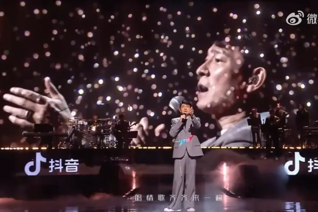 Đẳng cấp Thiên vương Hong Kong: Lưu Đức Hoa "hút" 350 triệu người xem hòa nhạc trực tuyến, gấp 3 lần dân số Việt Nam