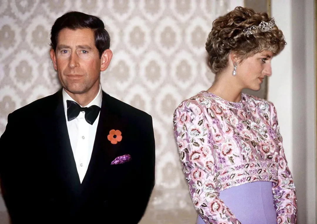 Nữ hoàng Elizabeth II đã giải quyết các mâu thuẫn của Hoàng gia Anh như thế nào?