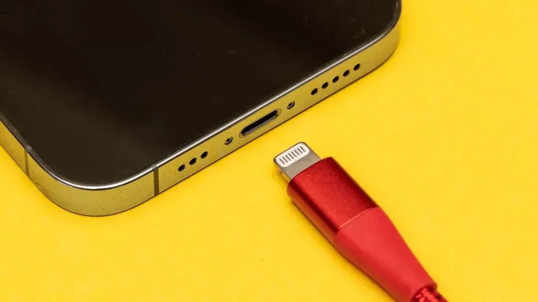 Hết jack 3.5mm lại đến khay SIM bị loại bỏ, có phải Apple đang hướng tới thiết kế iPhone không cổng? 