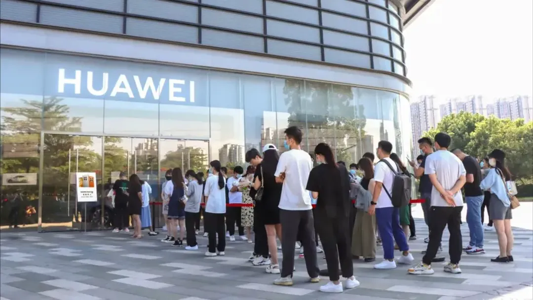 thumbnail - Dân Trung Quốc "chen nhau" để mua điện thoại mới của Huawei