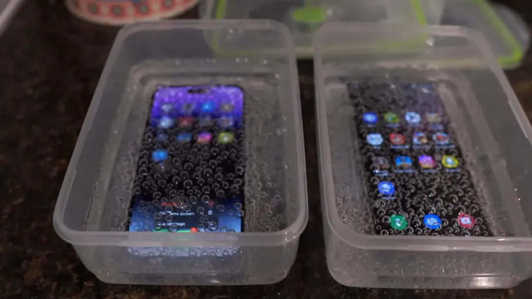 thumbnail - Đóng băng iPhone 14 Pro Max và Galaxy S22 Ultra trong nước đá 10 giờ: bạn đoán xem có điện thoại nào trụ nổi không?