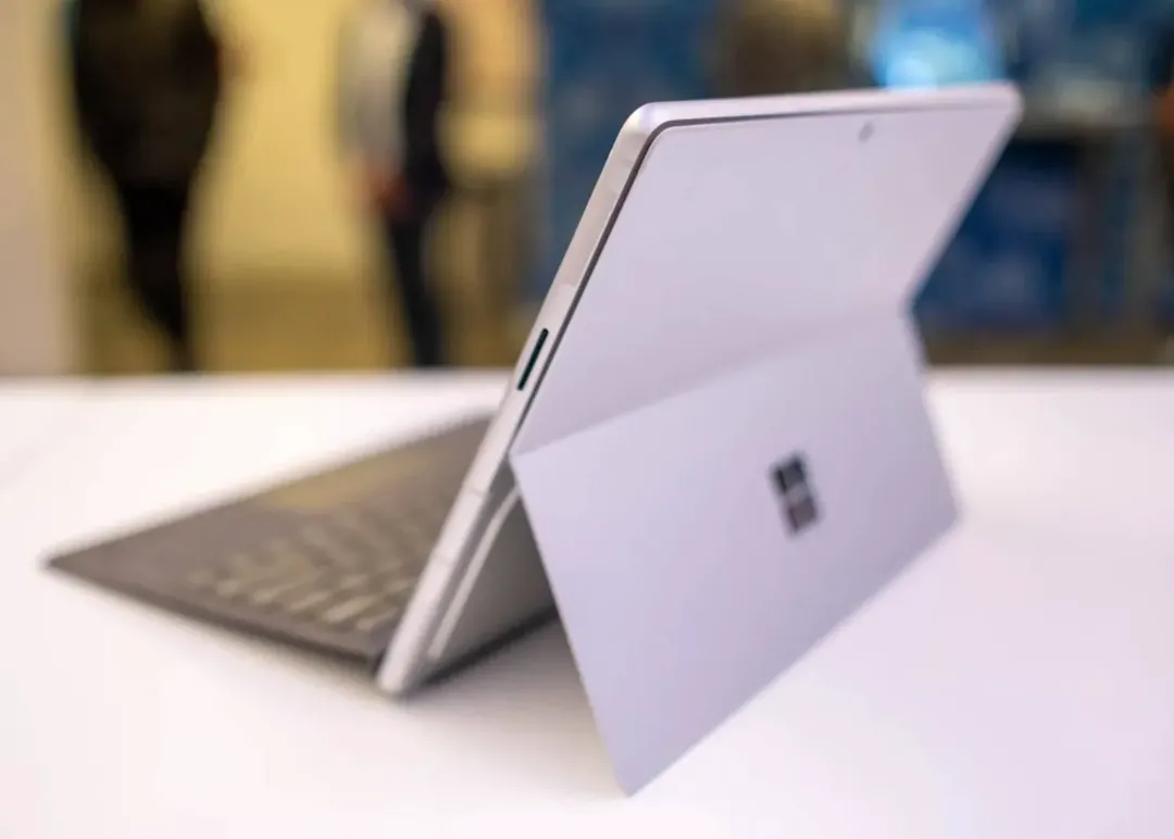 Surface Pro 9 ra mắt, gần như giống hệt thế hệ tiền nhiệm