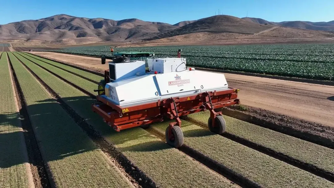 thumbnail - Robot phóng tia laser diệt cỏ dại, mỗi giờ diệt được 200,000 cây