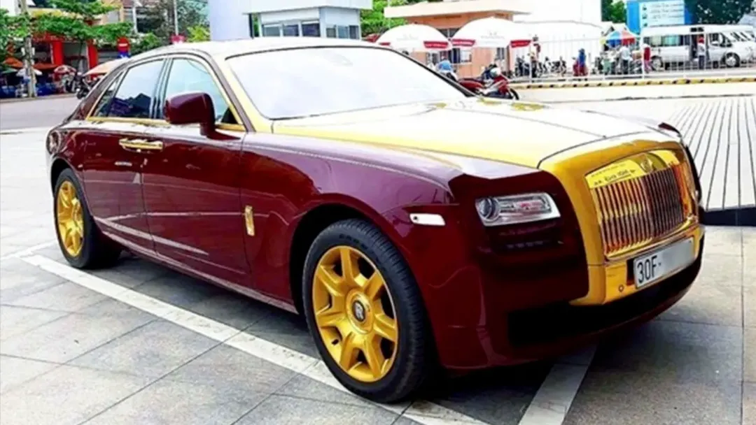 thumbnail - Không ai đặt cọc, buổi đấu giá siêu xe Rolls-Royce Ghost mạ vàng của ông Trịnh Văn Quyết bị hủy