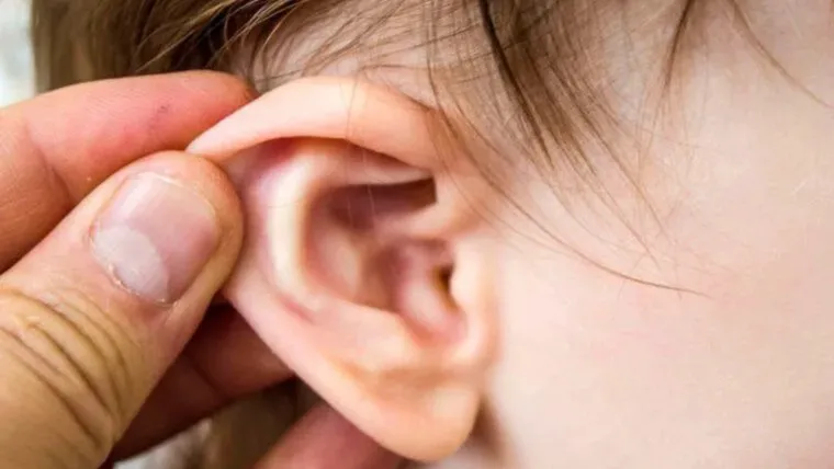 thumbnail - 8 dấu hiệu cảnh báo bệnh viêm tai giữa ở trẻ em