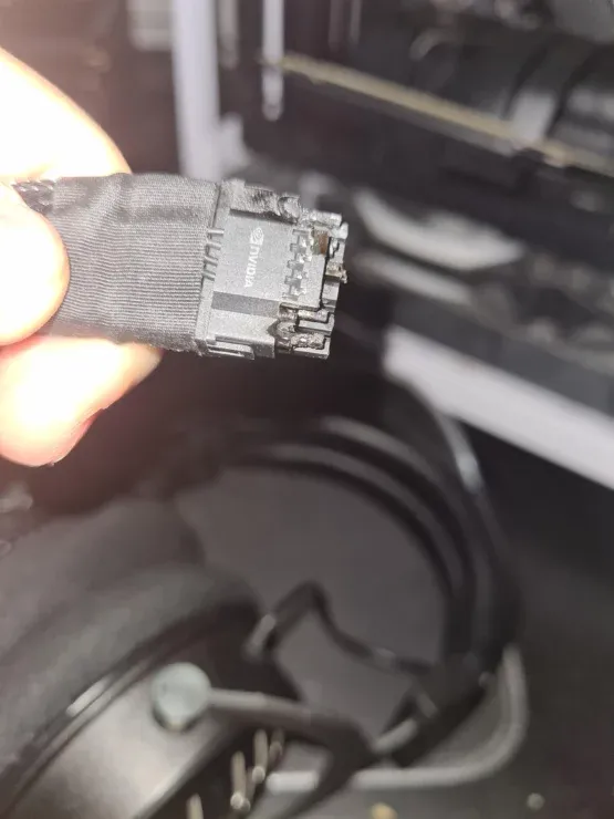Card đồ họa NVIDIA nóng đến mức khiến đầu connector chảy nhựa