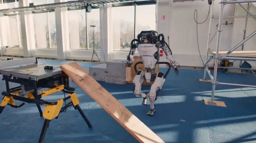 Boston Dynamic khoe robot có thể cầm, chụp và ném đồ vật như con người