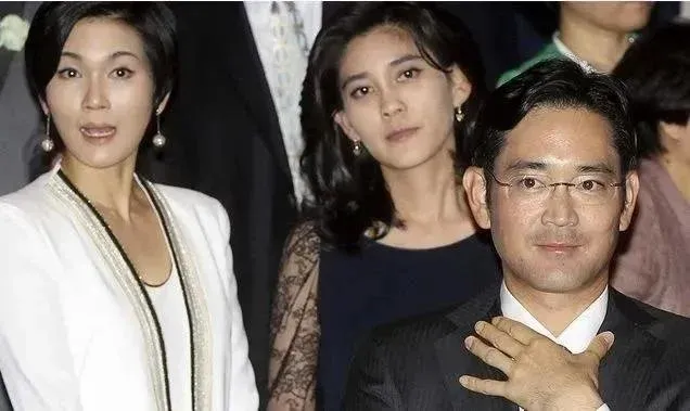 Công chúa lớn Samsung dự lễ tốt nghiệp của con trai, nhan sắc càn quét Internet xứ Hàn