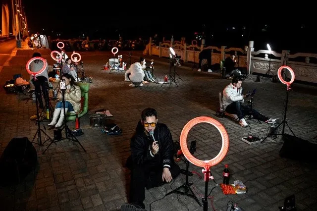 Độc lạ nghề livestream xuyên đêm ngay giữa cầu ở Trung Quốc 