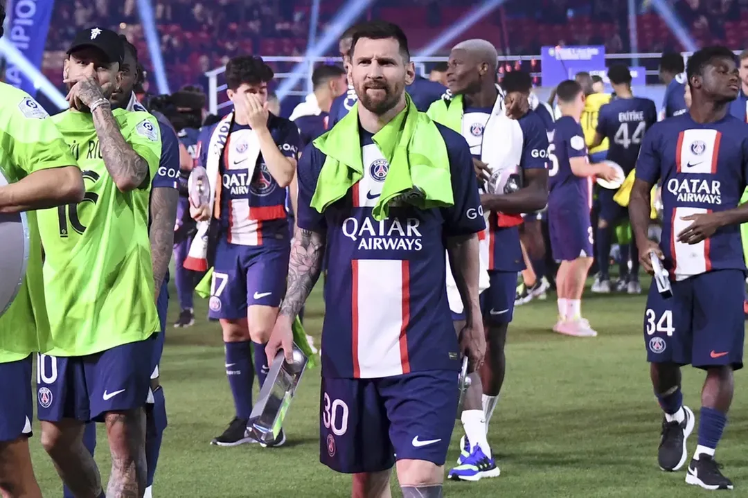 Cổ động viên PSG la ó Messi: Khi tình ta chia đôi ngả