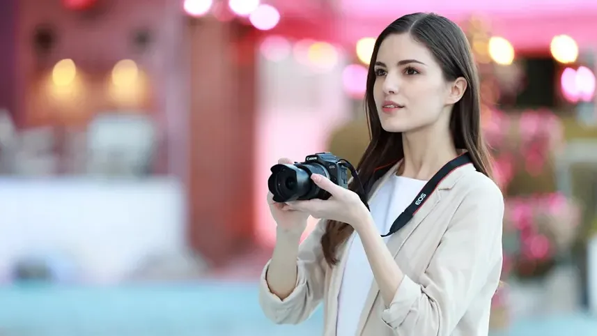 Canon EOS R100 ra mắt: máy ảnh mirrorless nặng chỉ ngang lon nước ngọt, hợp cho người mới bắt đầu