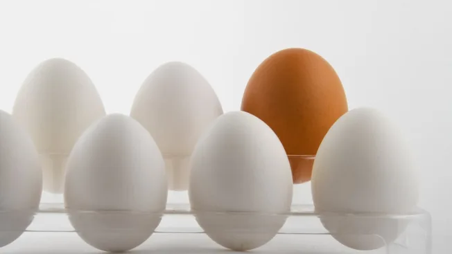 Trứng gà màu nâu có tốt hơn trứng gà màu trắng không?