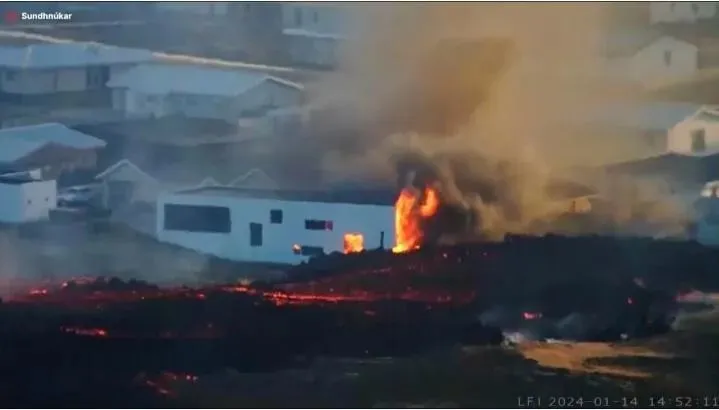 Núi lửa phun trào ở Tây Nam Iceland, dung nham tràn vào thành phố và nuốt chửng các tòa nhà