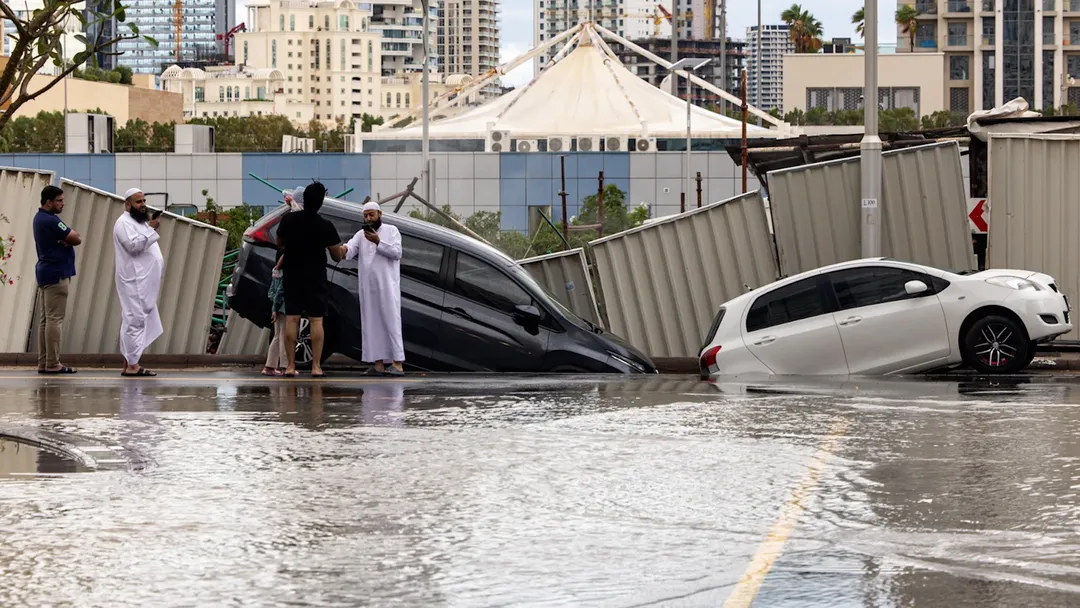 Công nghệ gieo mây hô mưa gọi gió nhân tạo có phải nguyên nhân gây mưa lớn, lụt lột chưa từng có ở Dubai?