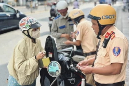 Dừng đèn đỏ mở điện thoại có bị phạt không? Câu trả lời khiến nhiều người bất ngờ