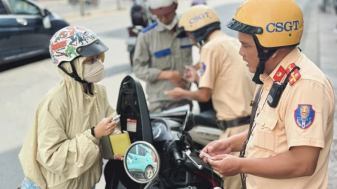 Dừng đèn đỏ mở điện thoại có bị phạt không? Câu trả lời khiến nhiều người bất ngờ