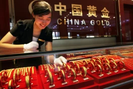 Cửa hàng vàng Trung Quốc lao đao trước giá cả tăng cao và thuế mới