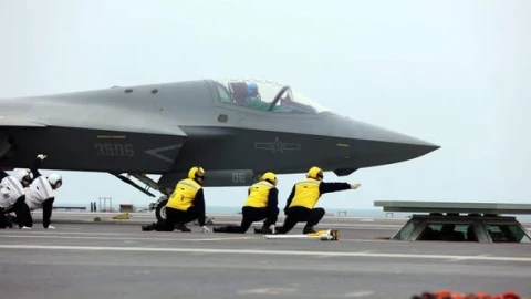 Con quái vật hạt nhân nặng 120.000 tấn bắt đầu thể hiện sức mạnh