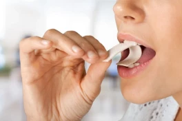 Ngày xưa cứ tưởng nuốt kẹo cao su sẽ bị "dính ruột", nhưng đây mới là điều thực sự xảy ra trong cơ thể