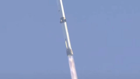 Elon Musk vừa chúc mừng đối thủ Jeff Bezos làm được điều sau SpaceX