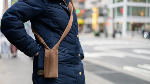 Túi vải đựng iPhone giá 230 USD của Apple cháy hàng toàn cầu