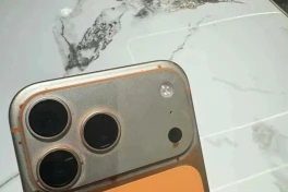 iPhone 17 Pro Max cam vũ trụ bị tố "bay màu", tróc sơn chỉ vì lau bằng khăn ướt