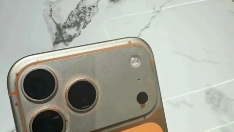iPhone 17 Pro Max cam vũ trụ bị tố "bay màu", tróc sơn chỉ vì lau bằng khăn ướt