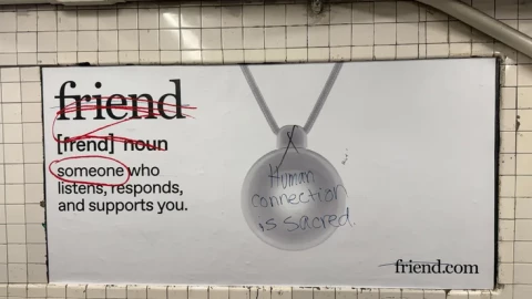 Tại sao một thiết bị nhỏ bé trở thành biểu tượng cho làn sóng phản đối AI