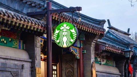 Từng bị ông chủ Trung Nguyên chê "nước có mùi cà phê pha với đường," Starbucks đang tụt dốc không phanh ở 1 thị trường