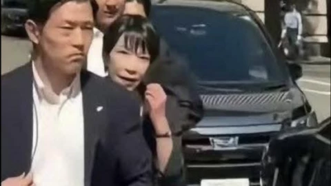 Thủ tướng Nhật Bản gây "bão" mạng xã hội Trung Quốc vì đi chiếc xe có biển số 37.77