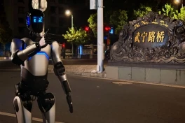 Robot hình người Trung Quốc lập kỷ lục Guinness đi bộ liên tục hơn 100 Km không nghỉ