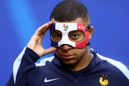 Kylian Mbappe bị vỡ mũi tại EURO 2024, tại sao không phẫu thuật mà lại đeo 1 chiếc mặt nạ?