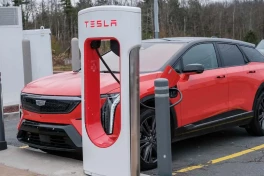 Cadillac Optiq và Tesla Supercharger: Sự thật sau bài thử thực tế