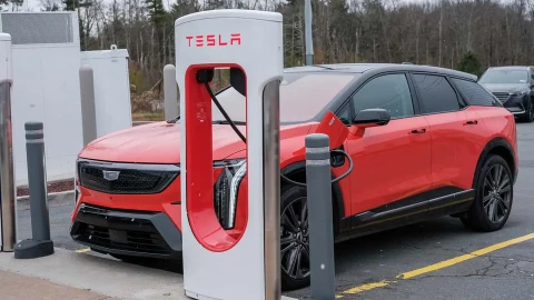 Cadillac Optiq và Tesla Supercharger: Sự thật sau bài thử thực tế